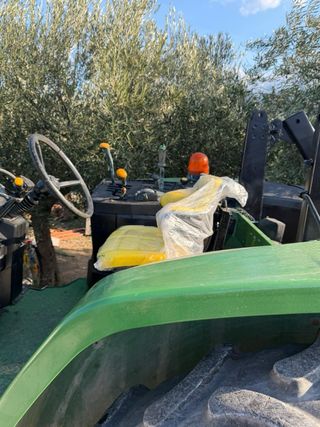 Tractor John Deere con pala ,gabinay vibro