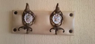 Perchero de pared con adornos