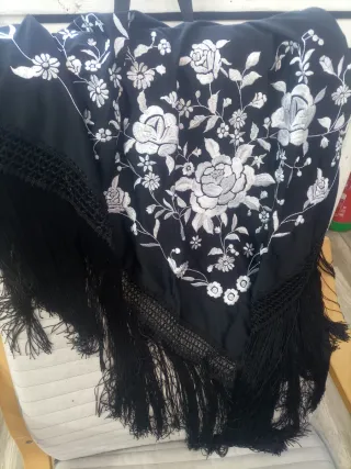Mantón bordado negro y blanco