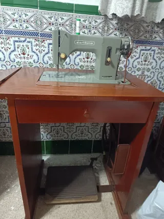 2 Máquinasde coser Sigma antigua con mueble