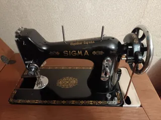 2 Máquinasde coser Sigma antigua con mueble