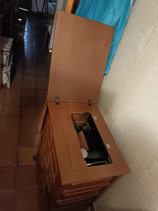 2 Máquinasde coser Sigma antigua con mueble