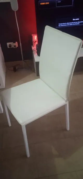 Mesa cuadrada blanca con 4 sillas