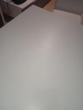 Mesa cuadrada blanca con 4 sillas