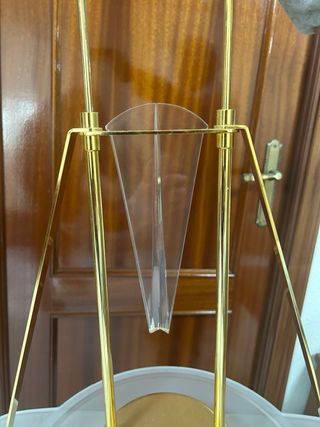 Lámpara de techo dorada y blanca