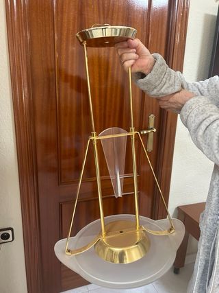 Lámpara de techo dorada y blanca