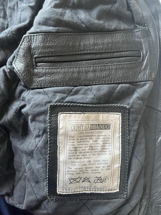 Chaqueta de cuero negra y roja