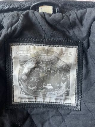 Chaqueta de cuero negra y roja