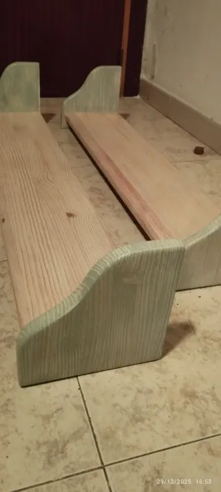 Estanterías de madera para dormitorio infantil.