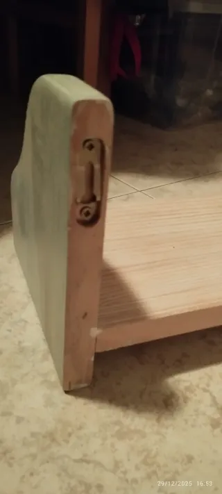Estanterías de madera para dormitorio infantil.