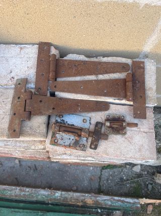 Bisagras y cerrojos antiguos