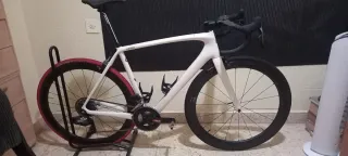 Bicicleta de carretera + rodillo de equilibrio