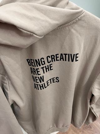 Sudadera marrón con capucha