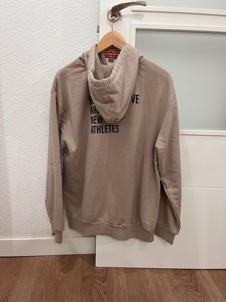Sudadera marrón con capucha