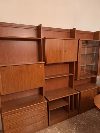Mesa de comedor y mueble de salón.