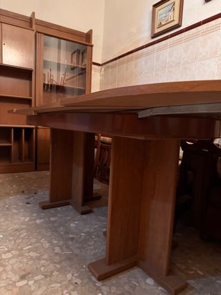 Mesa de comedor y mueble de salón.