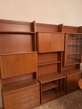 Mesa de comedor y mueble de salón.