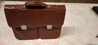 Cartera de mano de piel marrón