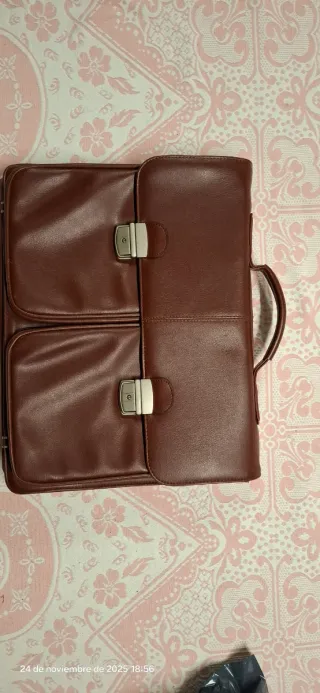 Cartera de mano de piel marrón