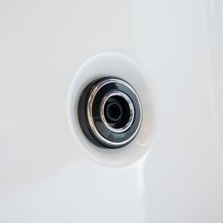 Jacuzzi exterior beige y marrón