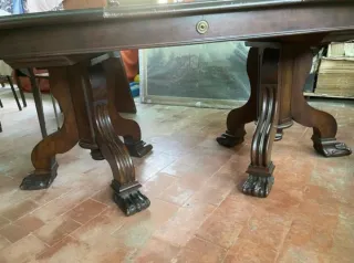 Mesa de comedor clásica de madera