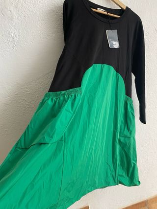 Vestido negro y verde con bolsillos