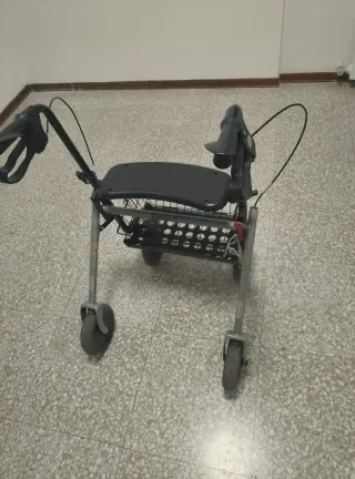Deambulatore 4 ruote ortopedico
