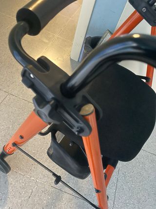 Andador para adultos , plegable con asiento.