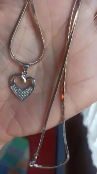 Cadena de plata con etiqueta.