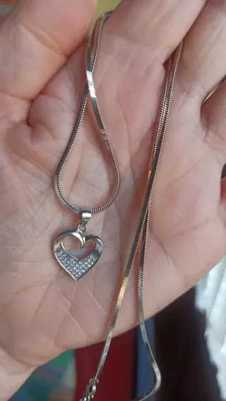 Cadena de plata con etiqueta.