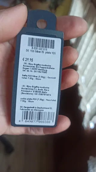 Cadena de plata con etiqueta.