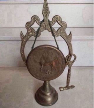 Objeto antiguo de bronce con martillo