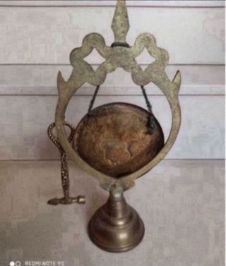 Objeto antiguo de bronce con martillo