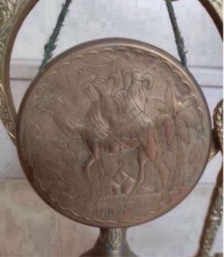 Objeto antiguo de bronce con martillo