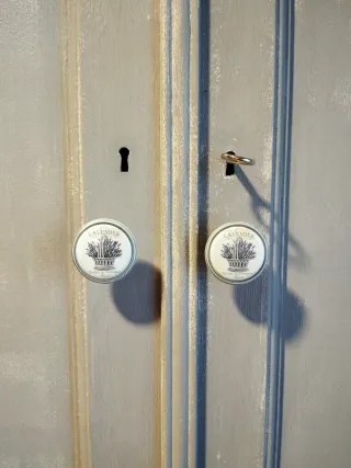 Armario provenzal madera gris con decapado blanco