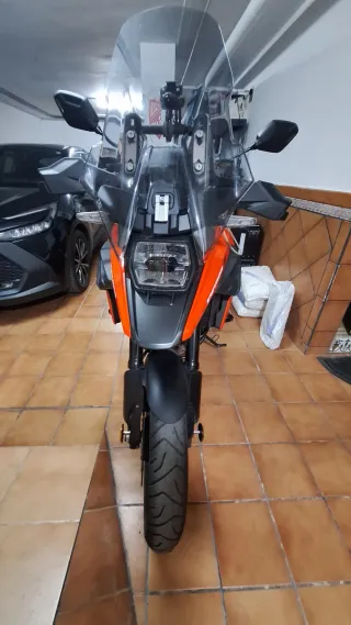 Suzuki V-Strom 1050 XT Roja y Blanca