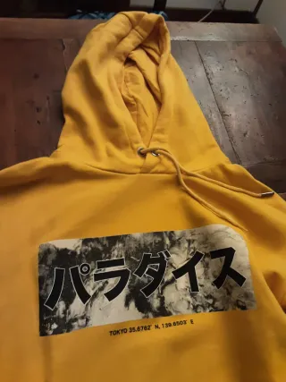 Felpa gialla con stampa giapponese