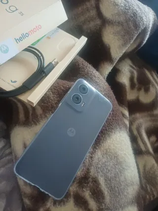 Motorola G35 5G con cargador , caja y funda