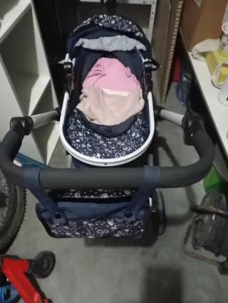 Carrito de bebé azul con estampado de corazones
