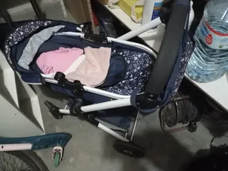Carrito de bebé azul con estampado de corazones
