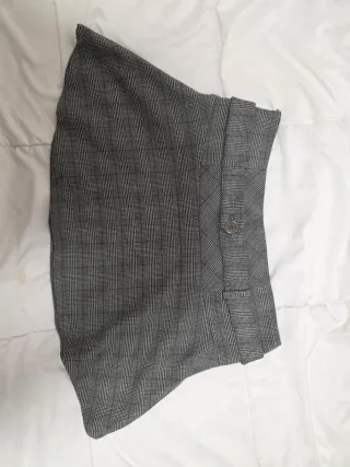 Falda corta a cuadros gris