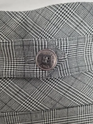 Falda corta a cuadros gris