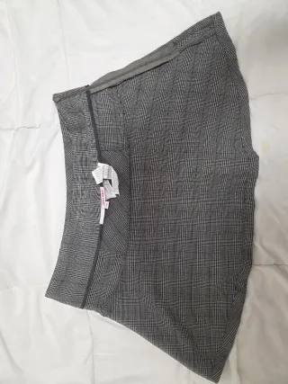 Falda corta a cuadros gris