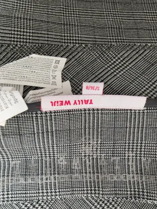 Falda corta a cuadros gris