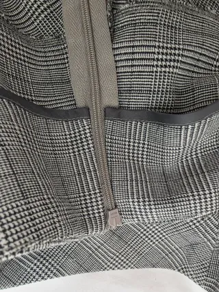 Falda corta a cuadros gris