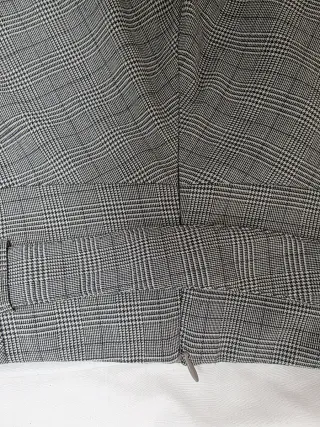 Falda corta a cuadros gris