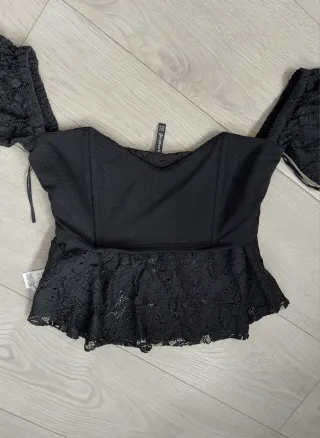 Talla M - Crop Top Encaje Negro Stradivarius