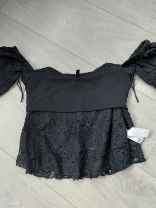 Talla M - Crop Top Encaje Negro Stradivarius
