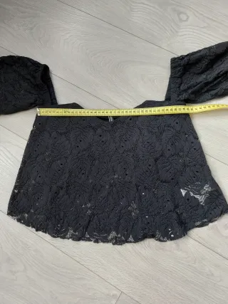 Talla M - Crop Top Encaje Negro Stradivarius