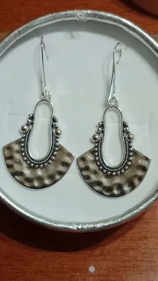 Pendientes étnicos plateados